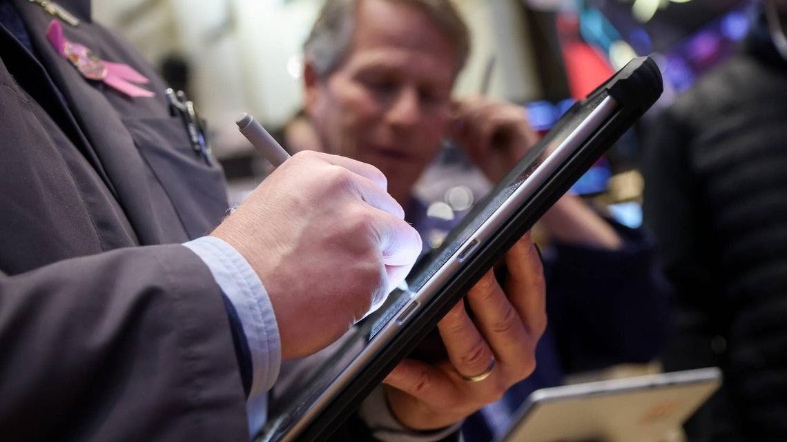 Fidelity advises cash-heavy investors not to sit on funds 