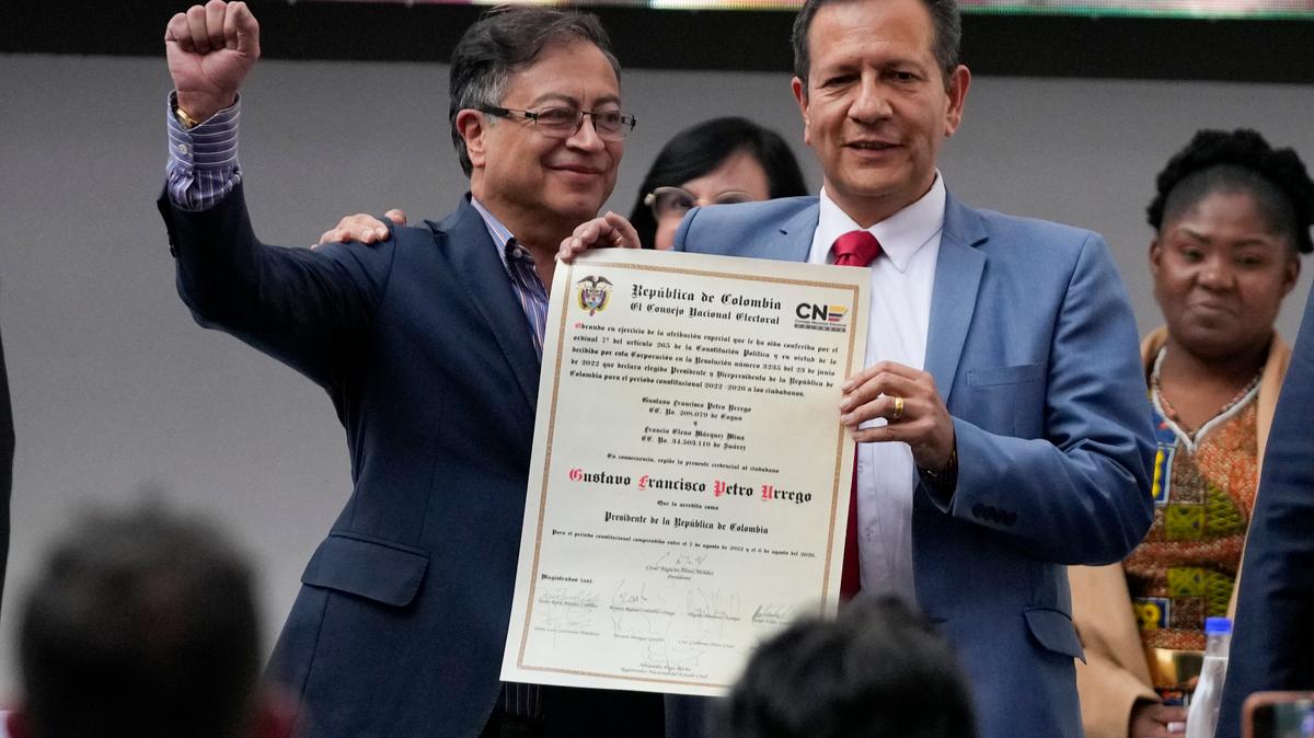 El presidente electo de Colombia, Gustavo Petro, levanta el puño luego de recibir del magistrado del Consejo Nacional Electoral, Luis Guillermo Pérez, el documento que certifica su elección en el balotaje del pasado domingo, en Bogotá, Colombia, el jueves 23 de junio de 2022. (Foto AP/Fernando Vergara)