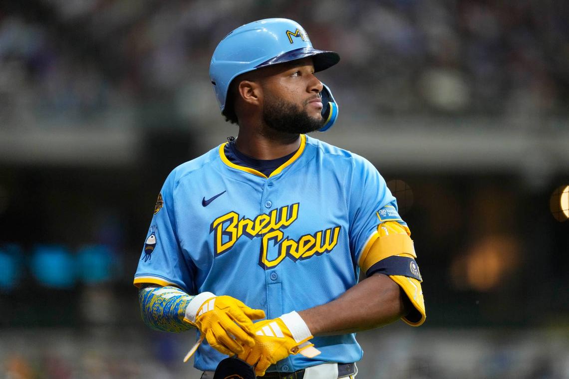  Milwaukee Brewers center fielder Jackson Chourio (11) © Jeff Hanisch-Imagn Images