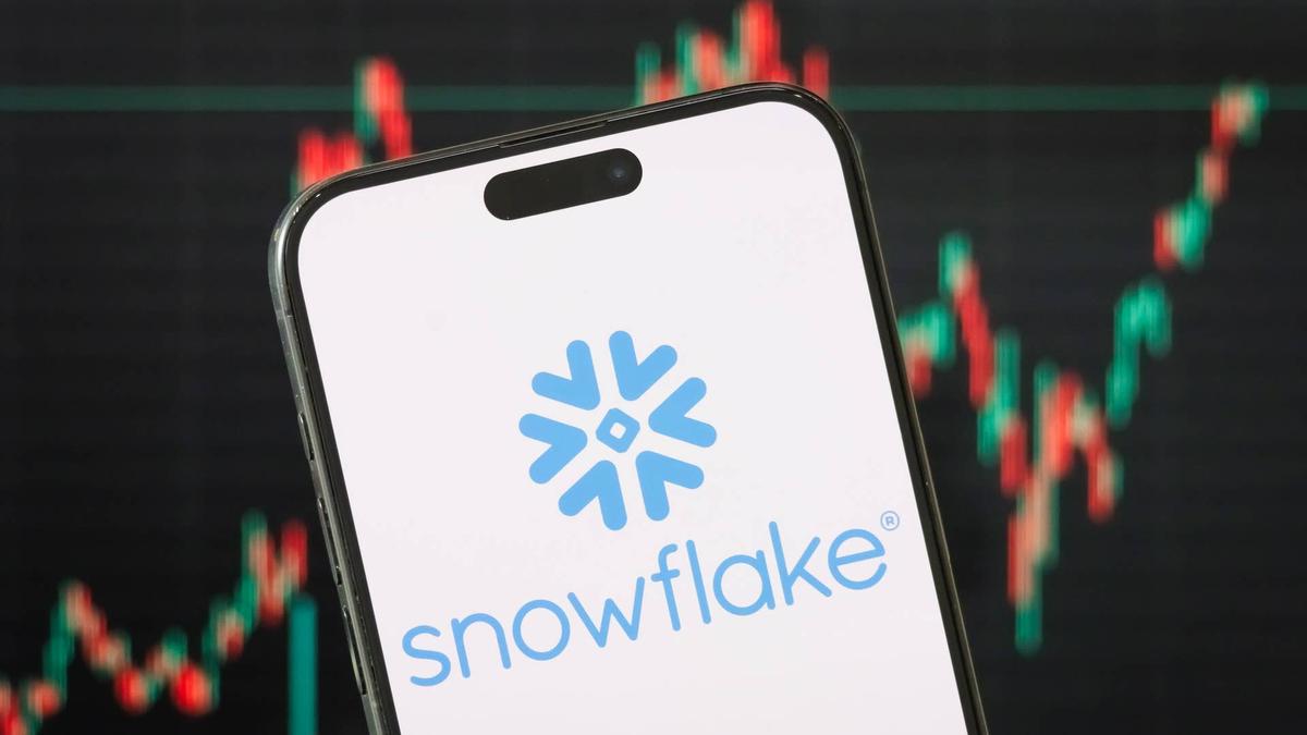  Bank of America analyst Koji Ikeda reiterated a Buy rating on Snowflake and raised the firm's price objective to $300 from $205. 