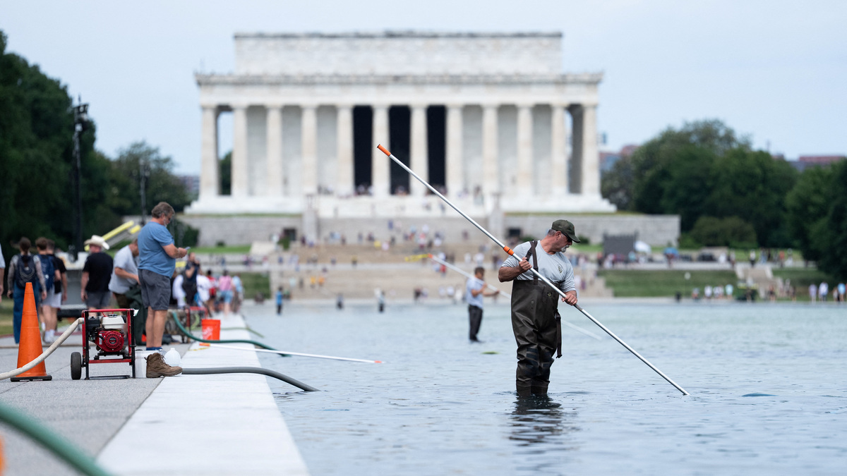 Crews remove algae in the Lincoln Memorial Reflecting Pool after recent renovations following a directive from U.S. President Donald Trump to paint it blue ahead of the 250th anniversary of U.S. independence, in Washington, D.C., U.S., June 19, 2026. REUTERS/Aaron Schwartz