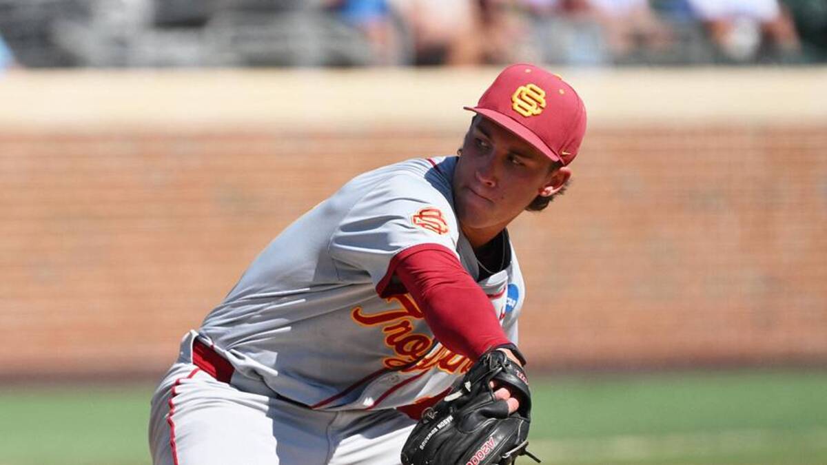  Jun 5, 2026; Chapel Hill, NC, USA; USC Trojans pitcher Mason Edwards (30) pitches the ball to the North Carolina Tar Heels during the third inning at Boshamer Stadium. Mandatory Credit: Zachary Taft-Imagn Images | Zachary Taft-Imagn Images 