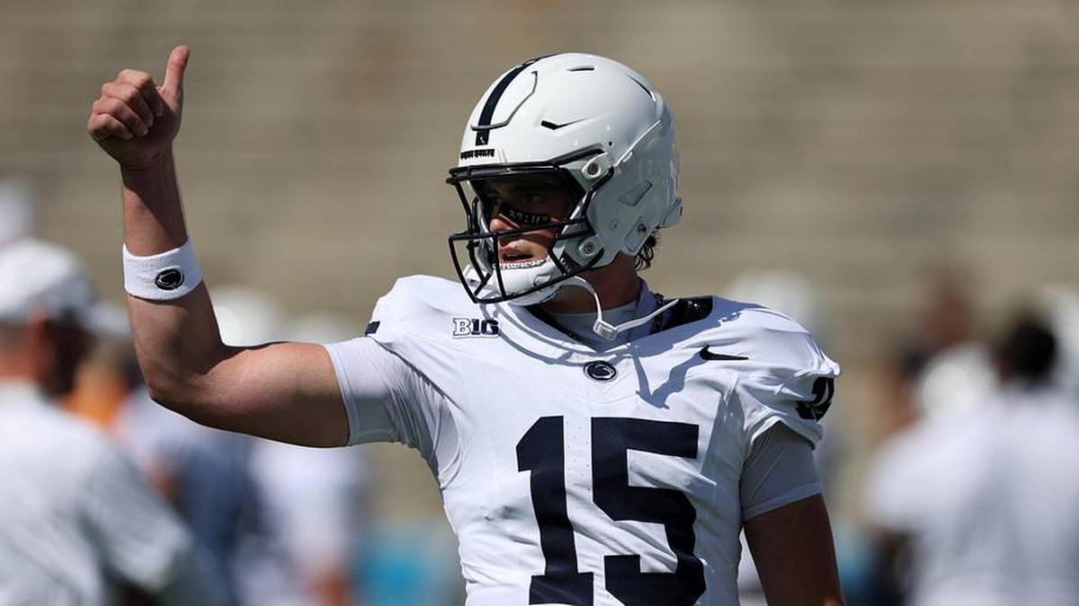  Oct 4, 2025; Pasadena, California, USA; Penn State Nittany Lions quarterback Drew Allar (15) warms up before the game against the UCLA Bruins at Rose Bowl. Mandatory Credit: Kiyoshi Mio-Imagn Images | Kiyoshi Mio-Imagn Images 