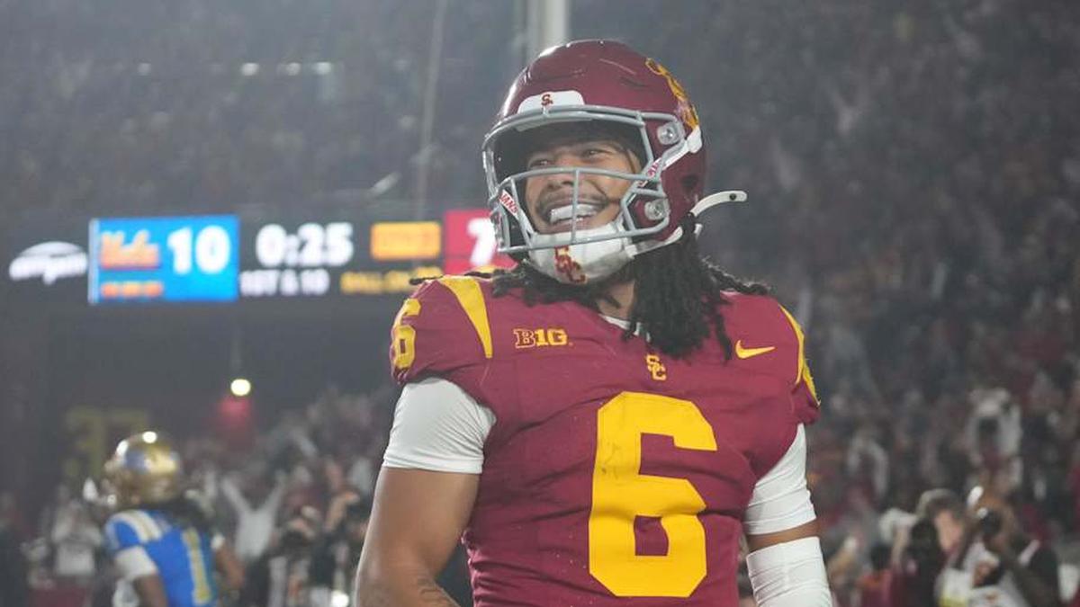  Nov 29, 2025; Los Angeles, California, USA; Southern California Trojans wide receiver Makai Lemon (6) celebrates after catching a 32-yard touchdown pass against the UCLA Bruins in the second half at United Airlines Field at Los Angeles Memorial Coliseum. Mandatory Credit: Kirby Lee-Imagn Images | Kirby Lee-Imagn Images 