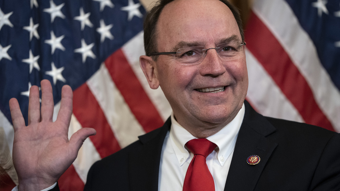 Wisconsin governor candidate injured when plane lands in lake 