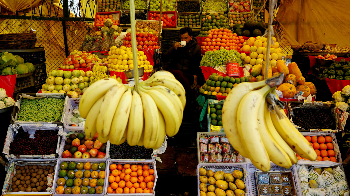 FILE PHOTO: Muhammad Saleem, 48, a Kashmiri roadside vendor, sells fruits in a market area in Srinagar, Indian Kashmir, February 6, 2026. REUTERS/Sharafat Ali/File Photo