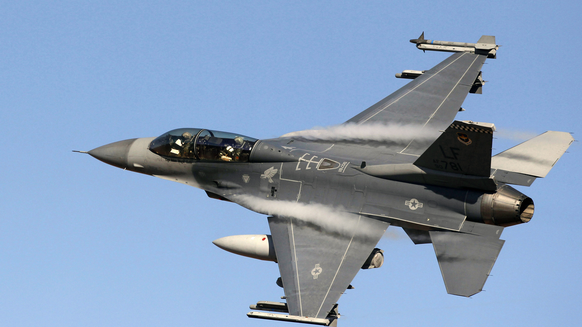 A U.S. Air Force F-16 fighter jet makes a low pass during a live training exercise at the Barry M. Goldwater Air Force Range in Gila Bend, Ariz., on Dec. 19, 2011. The United States plans to significantly reduce the aircraft and warships that it makes available for NATO operations in Europe, according to two senior European officials, accelerating America's effort to scale down the protection it has offered to European allies for eight decades. (David Kadlubowski/The New York Times)