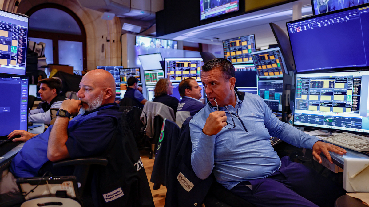 Traders work on the floor of the New York Stock Exchange (NYSE) in New York City, U.S., July 6, 2026. REUTERS/Jeenah Moon