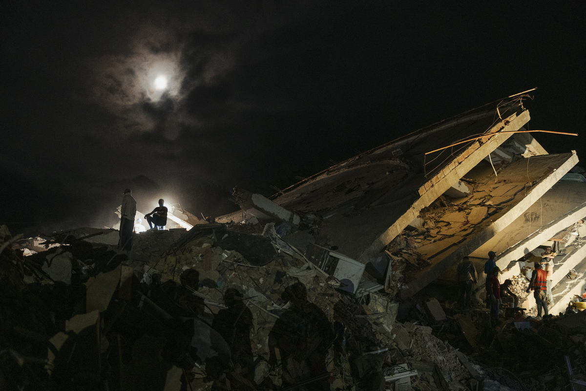 Volunteers and family members search for survivors in a building that collapsed in last week's earthquakes in La Guaira, Venezuela, on Sunday, June 28, 2026. It has been six days since devastating twin earthquakes flattened entire residential neighborhoods in Venezuela, and dozens of new bodies are still being hauled out of the rubble. (Adriana Loureiro Fernandez/The New York Times)