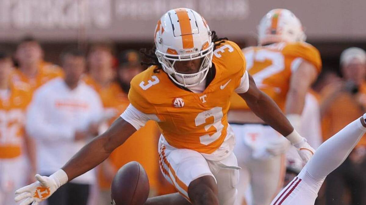  Oct 19, 2024; Knoxville, Tennessee, USA; Alabama Crimson Tide wide receiver Ryan Williams (2) is unable to make a catch while against Tennessee Volunteers defensive back Jermod McCoy (3) during the first quarter at Neyland Stadium. Mandatory Credit: Alan Poizner-Imagn Images | Alan Poizner / USA TODAY NETWORK via Imagn Images 