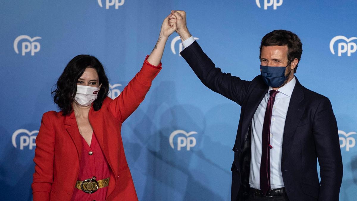 La presidenta de la Comunidad de Madrid, Isabel Díaz Ayuso, y el líder del Partido Popular, Pablo Casado, saludan después de la victoria del partido el martes en los comicios de Madrid.