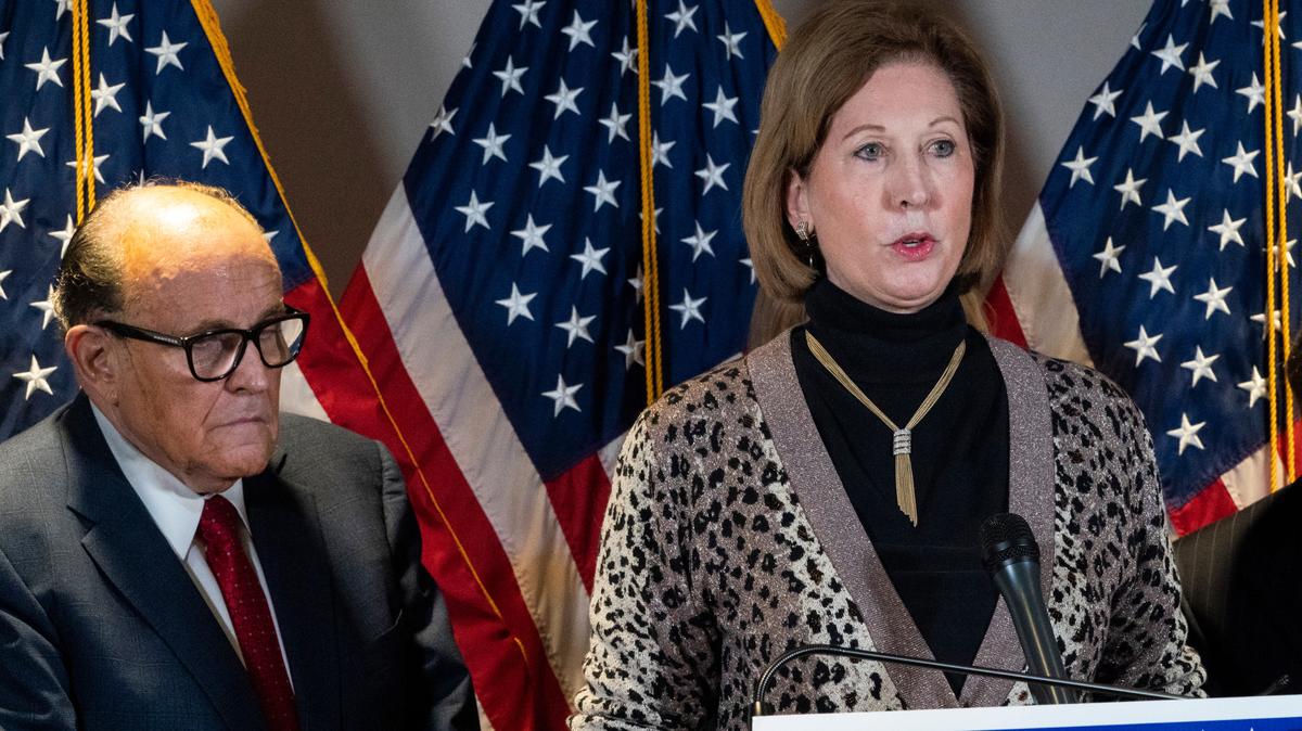 Los abogados Sidney Powell (der.) y Rudy Giuliani, miembros del equipo judicial del entonces presidente Donald Trump, dan una conferencia de prensa el 19 de noviembre de 2020 en la sede del Comité Nacional Republicano en Washington D.C. Powell y Giuliani han sido acusados de promover mentiras sobre las elecciones presidenciales que ganó Joe Biden.