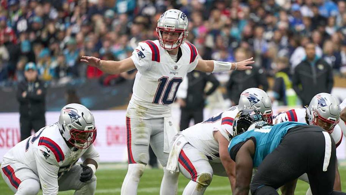  Oct 20, 2024; London, United Kingdom; New England Patriots quarterback Drake Maye (10) signs to players in the first half during an NFL International Series game at Wembley Stadium. Mandatory Credit: Peter van den Berg-Imagn Images | Peter van den Berg-Imagn Images 