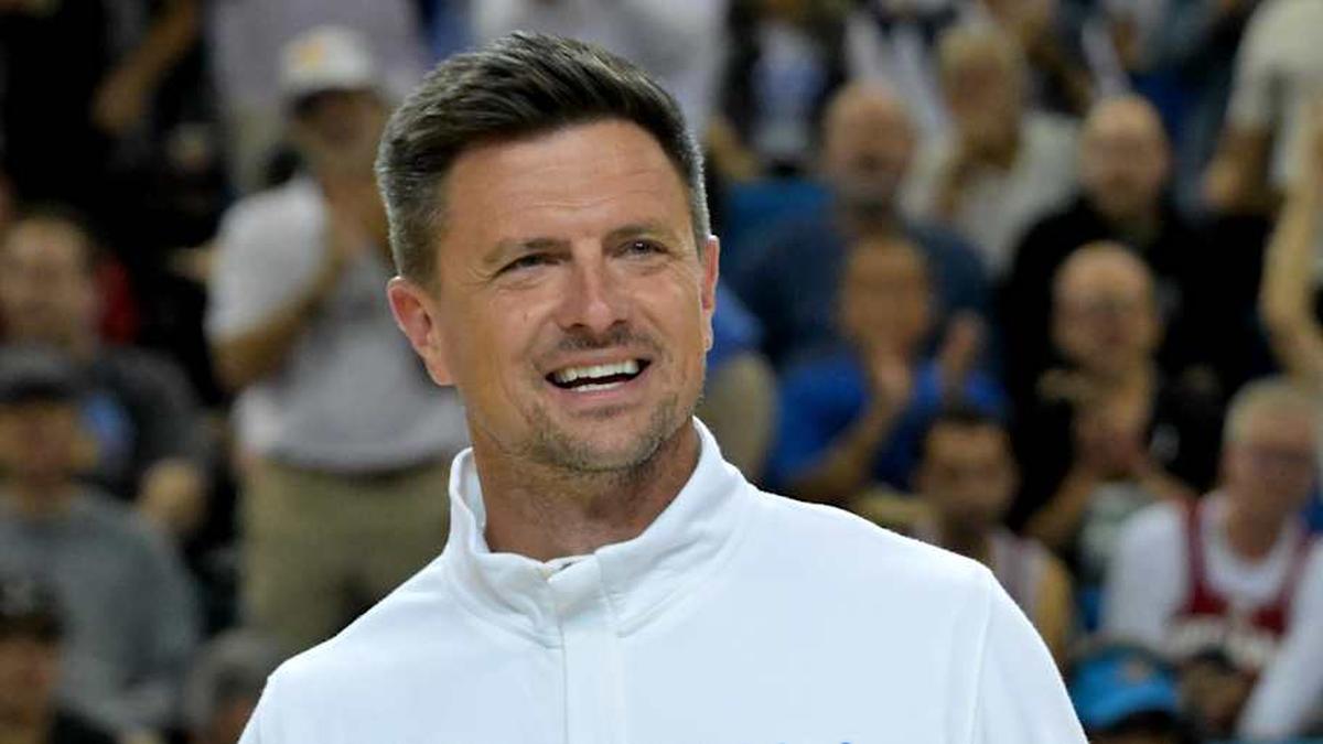  Jan 31, 2026; Los Angeles, California, USA; UCLA Bruins head football coach Bob Chesney is introduced during the basketball game against the Indiana Hoosiers at Pauley Pavilion presented by Wescom Financial. Mandatory Credit: Jayne Kamin-Oncea-Imagn Images | Jayne Kamin-Oncea-Imagn Images 