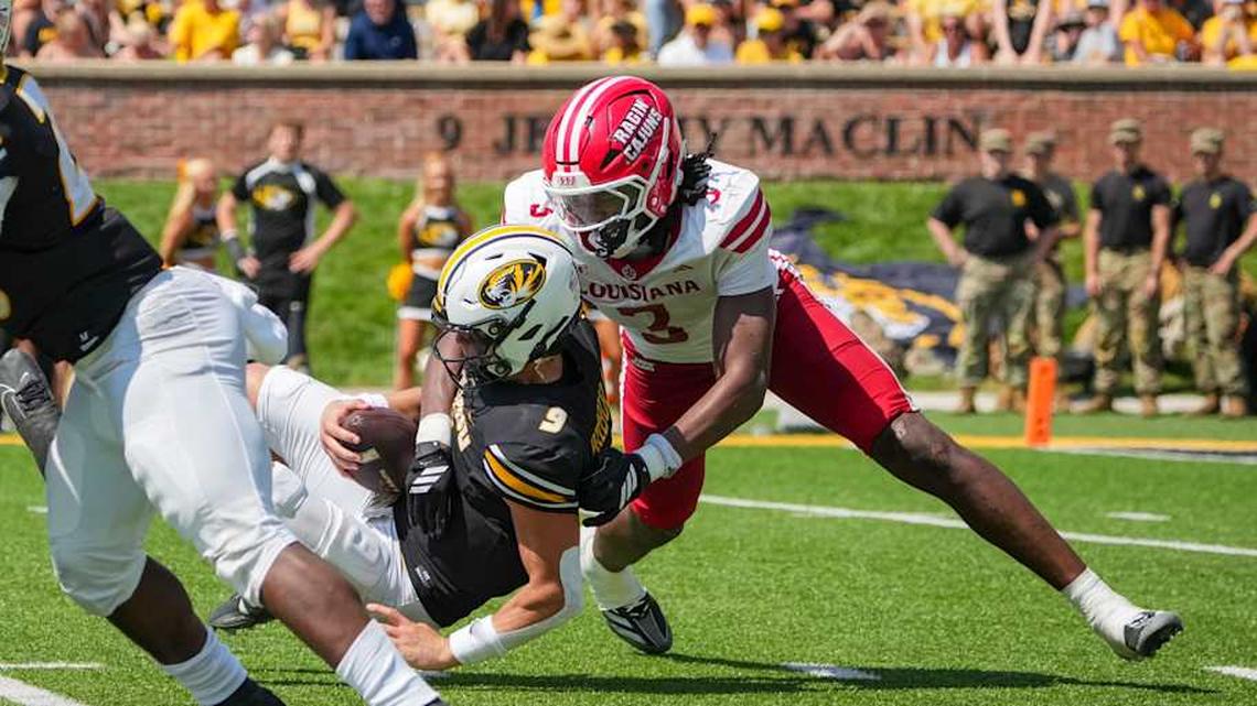  Missouri Tigers quarterback Beau Pribula (9) is sacked by Louisiana-Lafayette Ragin Cajuns linebacker Jaden Dugger (3) | Denny Medley-Imagn Images 