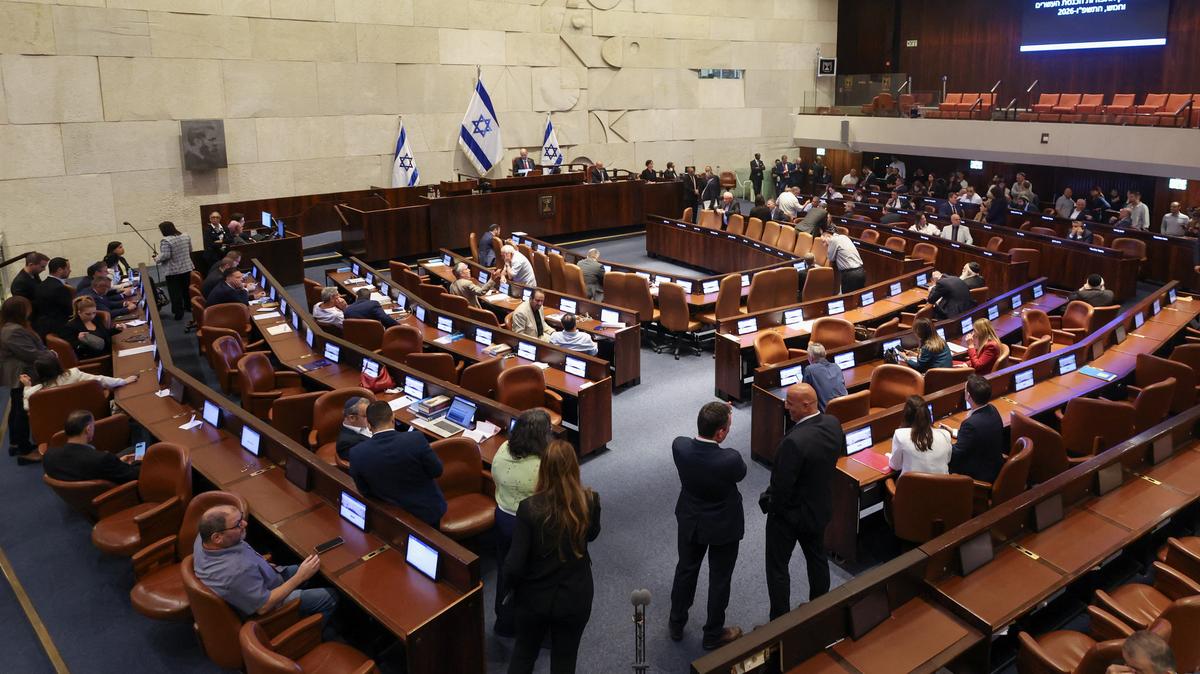 Israeli politicians react following a vote to dissolve the Knesset, Israel's parliament, before the end of its term, at the Knesset, in Jerusalem, May 20, 2026. REUTERS/Ronen Zvulun