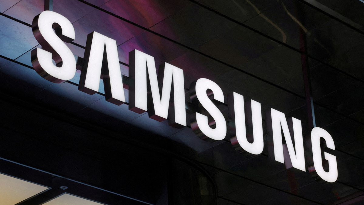 FILE PHOTO: The logo of Samsung Electronics is seen at the company's store in Seoul, South Korea, April 15, 2025.   REUTERS/Kim Hong-Ji/File Photo