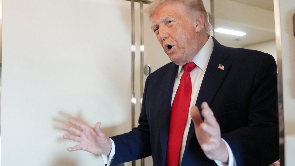 El presidente de Estados Unidos, Donald Trump, habla con miembros de la prensa a bordo del Air Force One mientras vuela desde la Base Conjunta Andrews hacia el Aeropuerto Regional de Chippewa Valley en Eau Claire, Wisconsin (EEUU), el 5 de junio de 2026. REUTERS/Nathan Howard