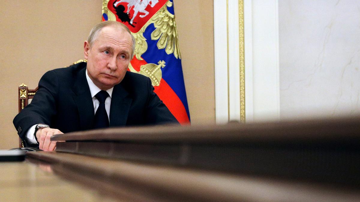 El gobernante ruso Vladimir Putin preside una reunión por teleconferencia con miembros de su gabinete, el 10 de marzo de 2022, en Moscú. (Mikhail Klimentyev, Sputnik, Kremlin, Foto via AP, archivo)