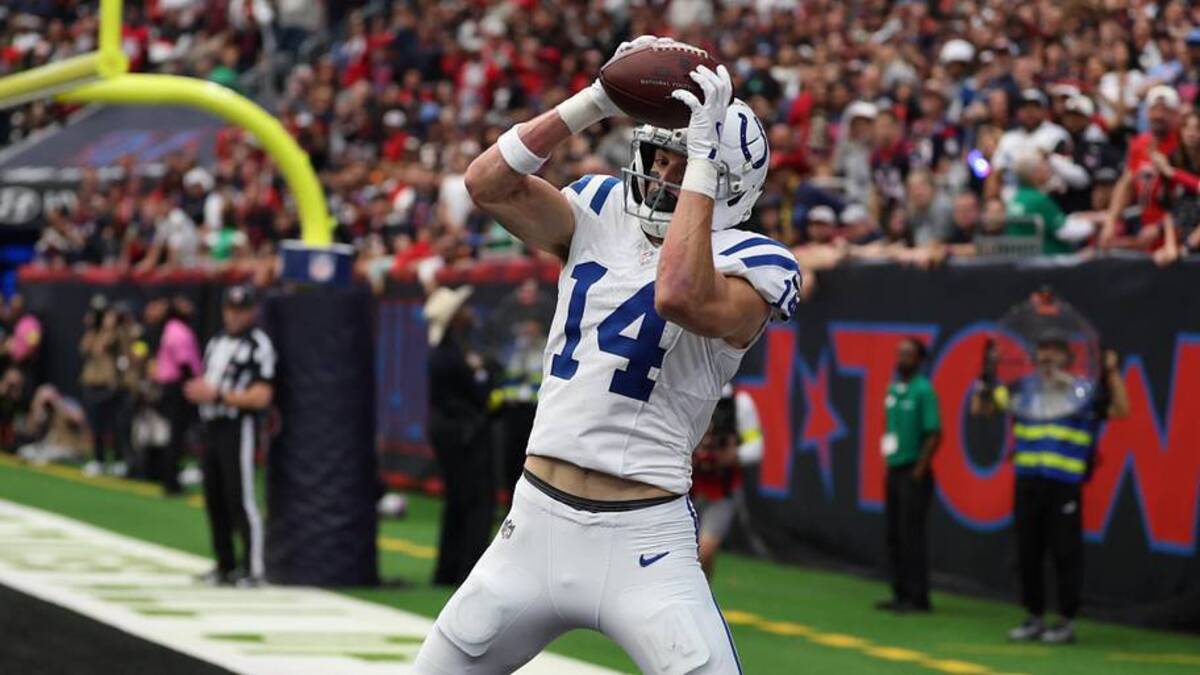  Indianapolis Colts wide receiver Alec Pierce (14) catches a touchdown pass against the Houston Texans during the first half at NRG Stadium. | Thomas Shea-Imagn Images 