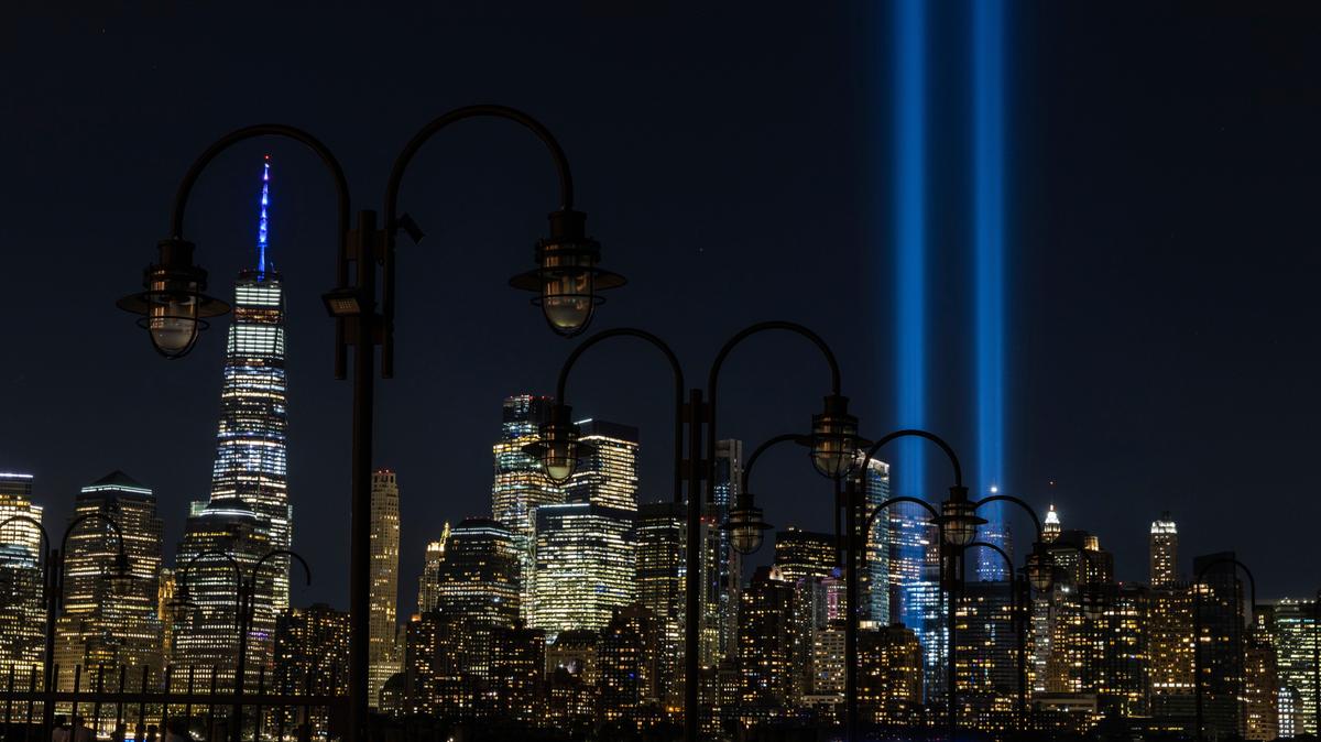 Dos torres de luz, que emanan del sitio donde solían estar las torres del World Trade Center, alumbran el cielo en homenaje a las víctimas del 9/11, el 11 de septiembre de 2020 en Nueva York.
