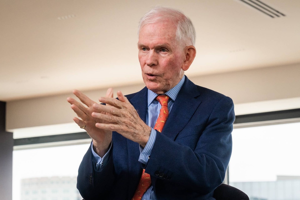  Jeremy Grantham warns AI euphoria may put U.S. stocks at risk  