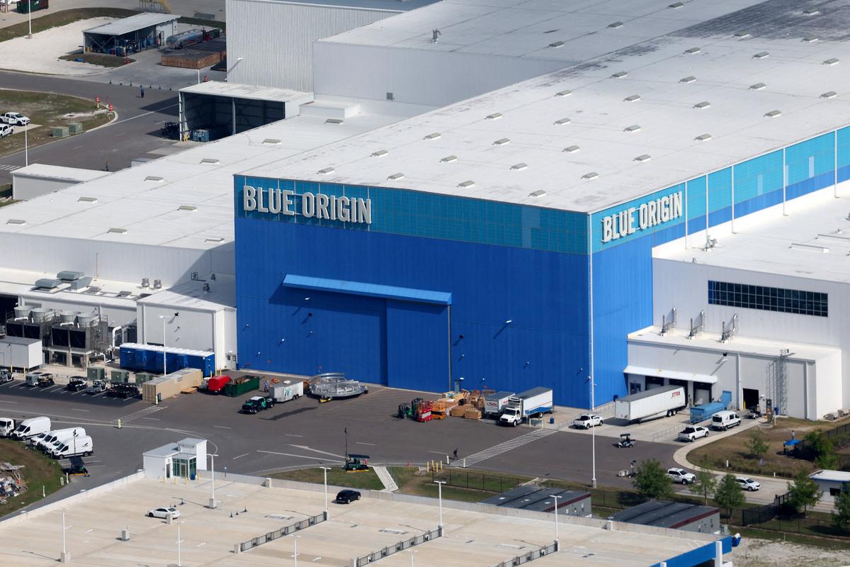 FILE PHOTO: An aerial view shows the Blue Origin manufacturing facility at the Kennedy Space Center in Cape Canaveral, Florida, U.S., April 6, 2026.  REUTERS/Brendan McDermid/File Photo