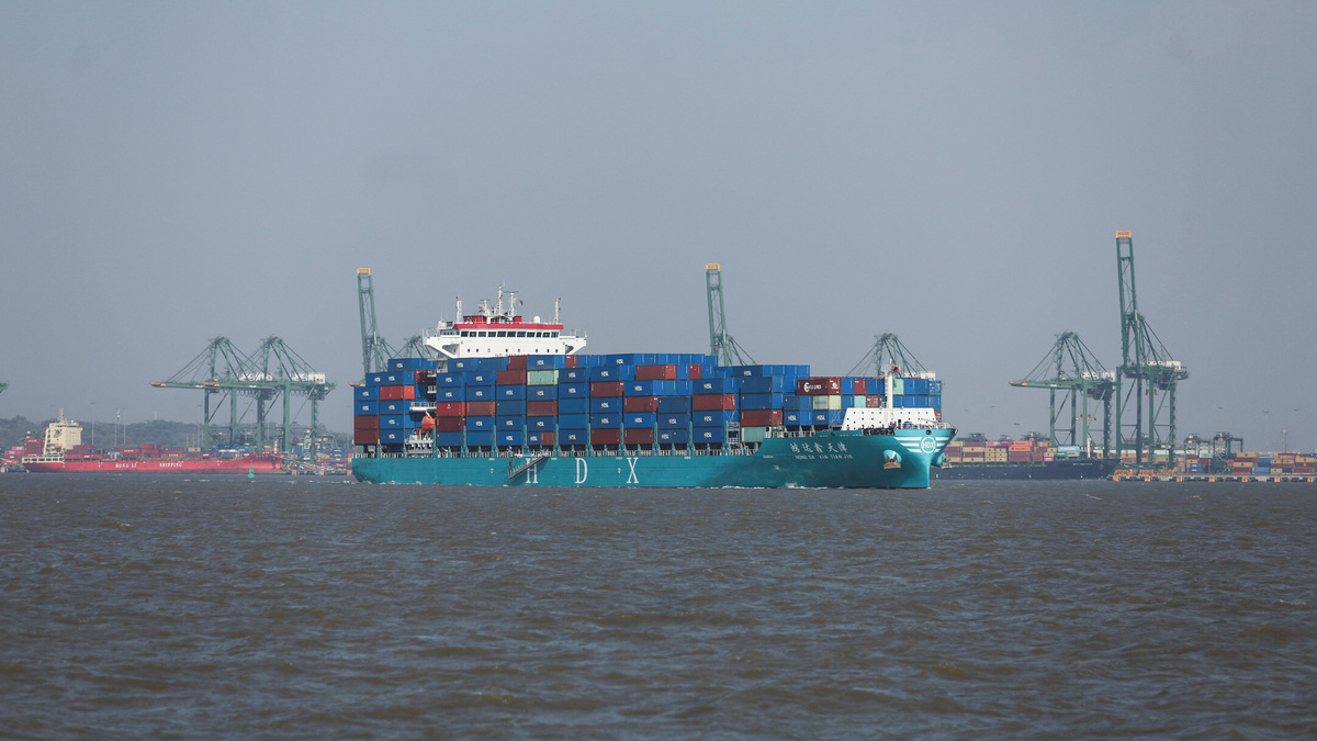 A container ship operates in the Arabian Sea off Mumbai, India, May 6, 2026. REUTERS/Francis Mascarenhas