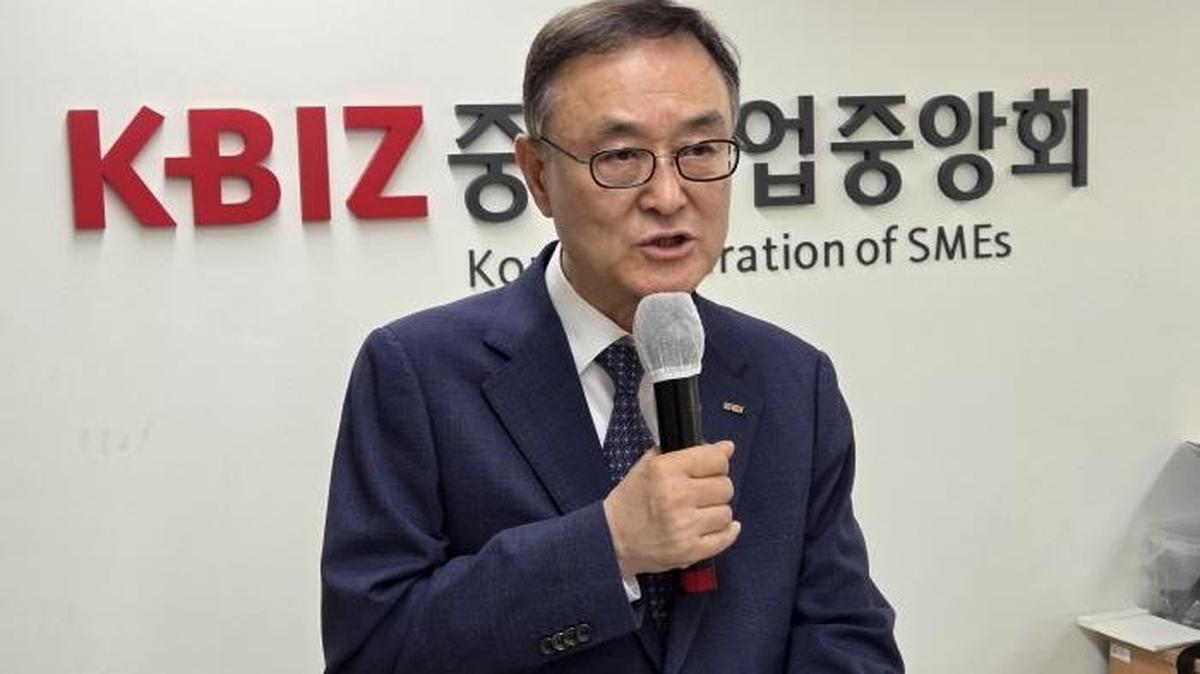 Song Chi-young, chairman of the Korea Federation of Micro Enterprise, speaks to reporters Monday at the Korea Federation of Small and Medium Business in Seoul’s Yeouido district about a planned small business rally. Photo by Asia Today
                                            