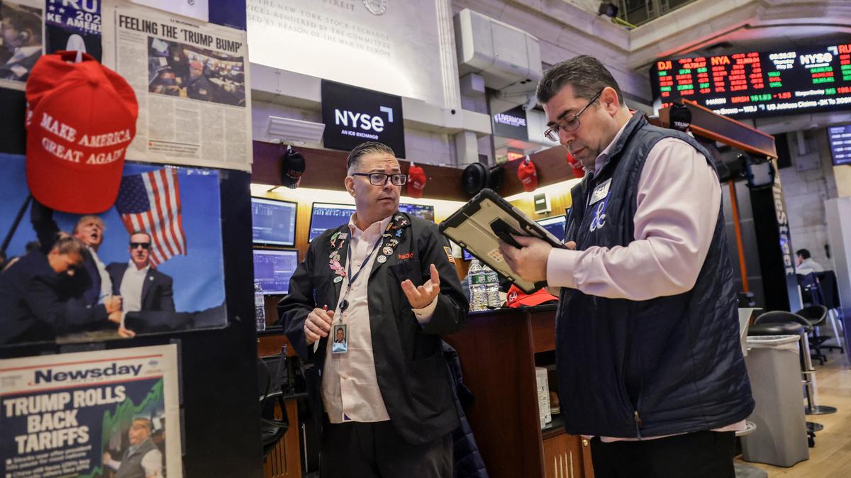 Traders work on the floor at the New York Stock Exchange (NYSE) in New York City, U.S., May 21, 2026. REUTERS/Jeenah Moon