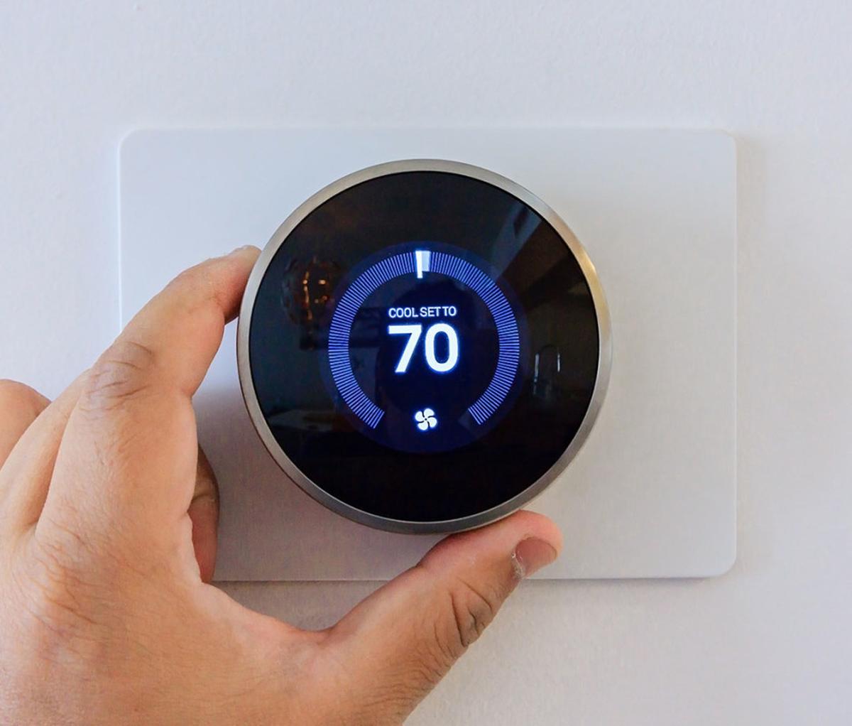 Setting your thermostat to 76 to 78 degrees is the best way to “balance comfort and savings” during hot weather, Ridgeline says.
