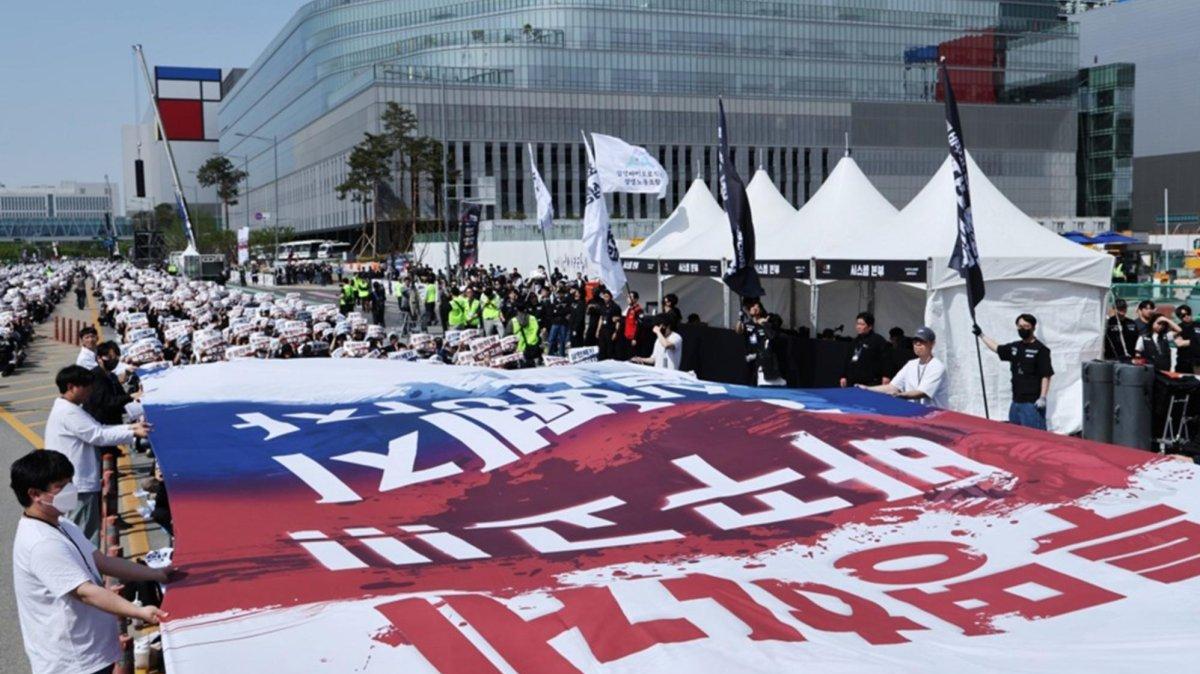 Samsung Electronics union members hold a large banner during a protest outside the company's semiconductor plant in Pyeongtaek, South Korea, 23 April 2026. The union has announced plans to launch an 18-day general strike from 21 May to 07 June, which could result in losses for the company of up to 30 trillion won (US $20.3 billion). Photo by HAN MYUNG-GU / EPA