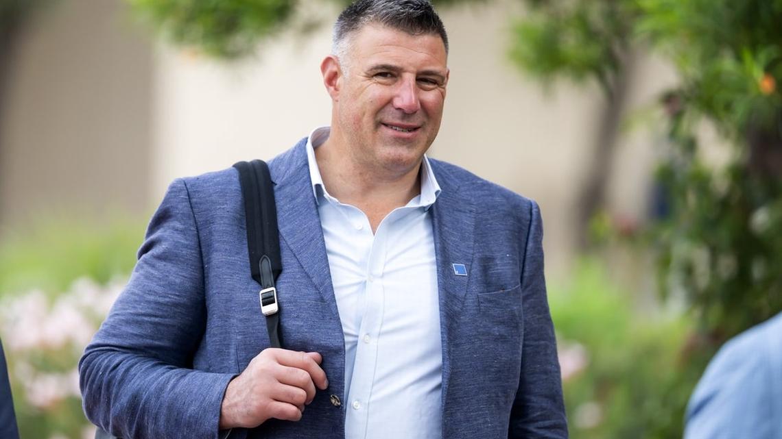 Two days later, Mike Vrabel back with Patriots 