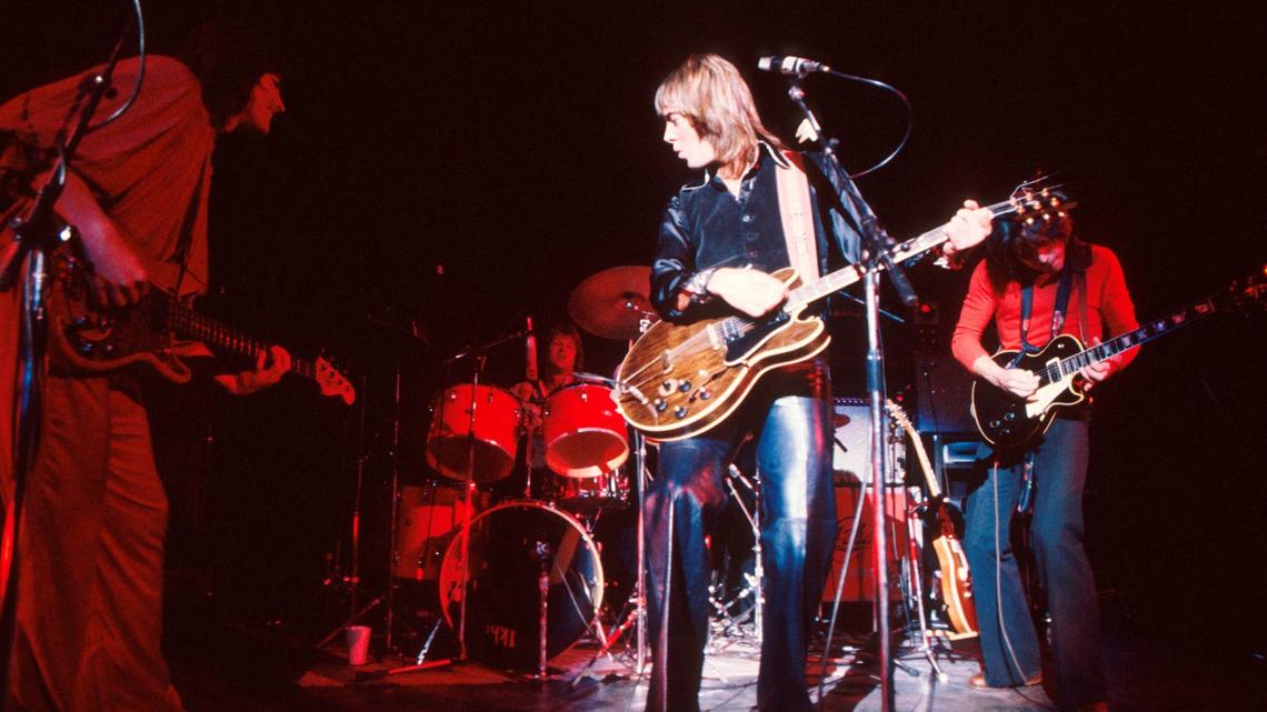1977 Soft-Rock Ballad With Iconic Guitar Solo Became an Era-Defining No. 1 Hit 