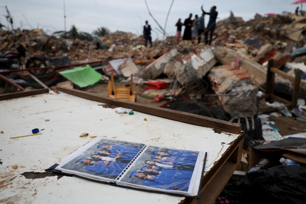 A photo album lies at the site of a collapsed building in the aftermath of earthquakes, in La Guaira, Venezuela, June 30, 2026. REUTERS/Ricardo Arduengo