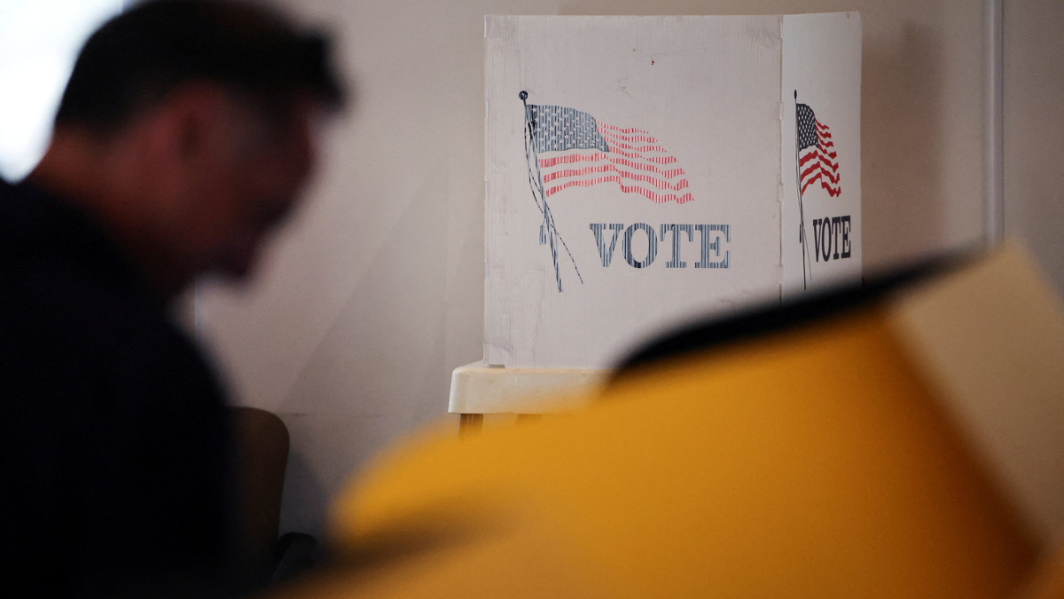 FILE PHOTO: A man votes on a voting machine at the Beverly Hills City Hall voting center in Beverly Hills, California, U.S., October 30, 2025. REUTERS/Daniel Cole/File Photo