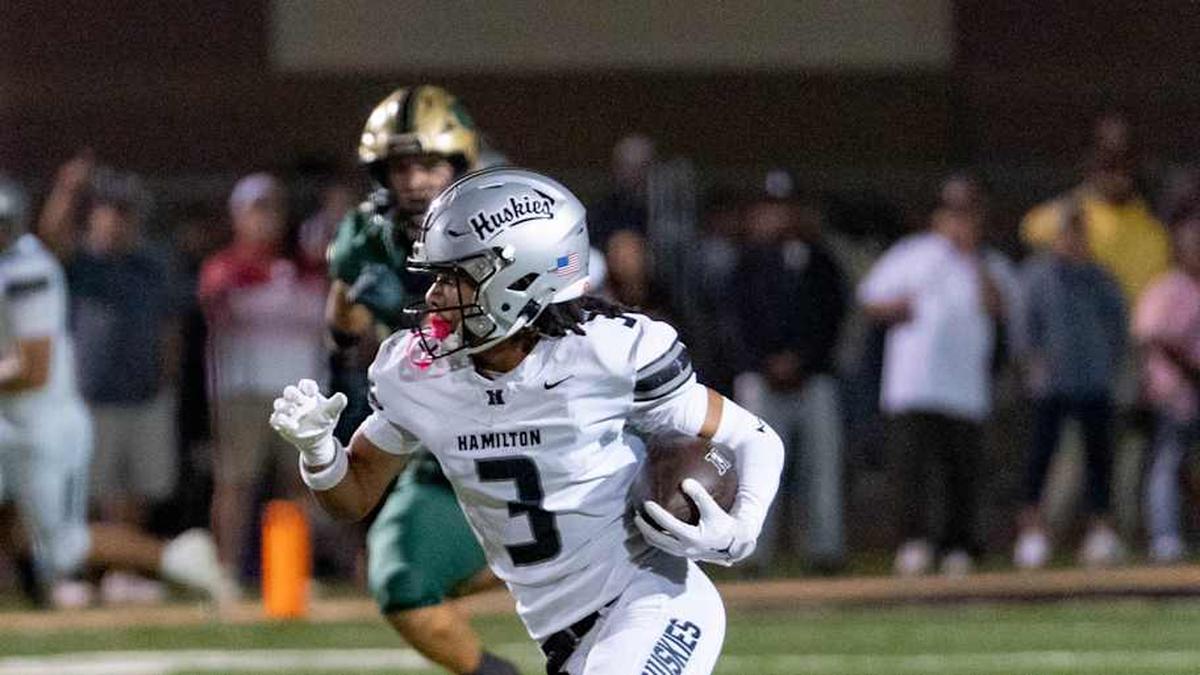  Hamilton Huskies Roye Oliver III (3) runs with the ball against the Basha Bears during a game at Basha High School in Chandler on Oct. 24, 2025. | Diannie Chavez/The Republic / USA TODAY NETWORK via Imagn Images 