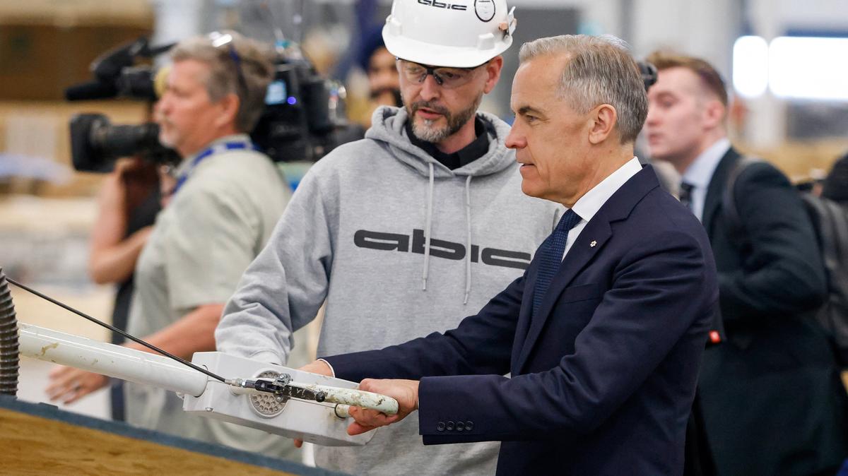 Canada's Prime Minister Mark Carney helps assemble a home as he tours the Caivan Advanced Building Innovation Company (ABIC) in Ottawa, Ontario, Canada, June 1, 2026. REUTERS/Patrick Doyle