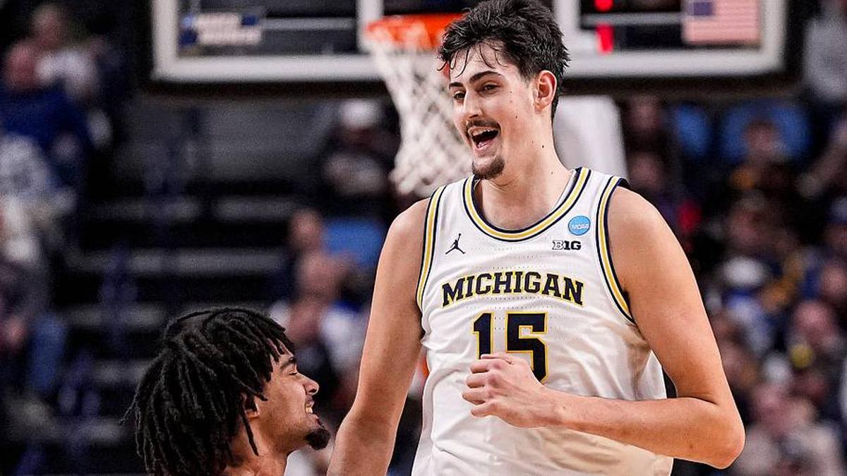  Michigan center Aday Mara (15), center, celebrates a play against Saint Louis with guard Elliot Cadeau (3) during the first half of NCAA Tournament Second Round at KeyBank Center in Buffalo on Saturday, March 21, 2026. | Junfu Han / USA TODAY NETWORK via Imagn Images 