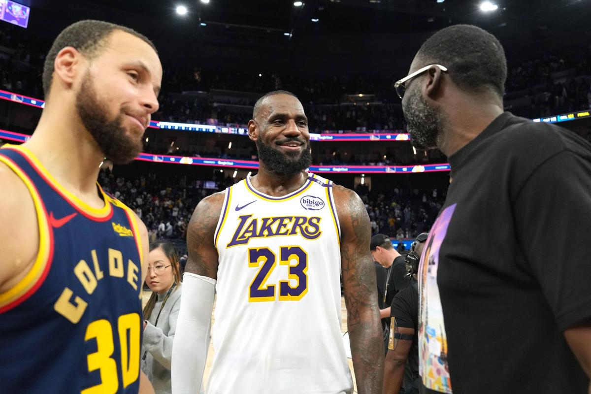  Los Angeles Lakers forward LeBron James talks with Golden State Warriors guard Stephen Curry and forward Draymond Green. Darren Yamashita-Imagn Images