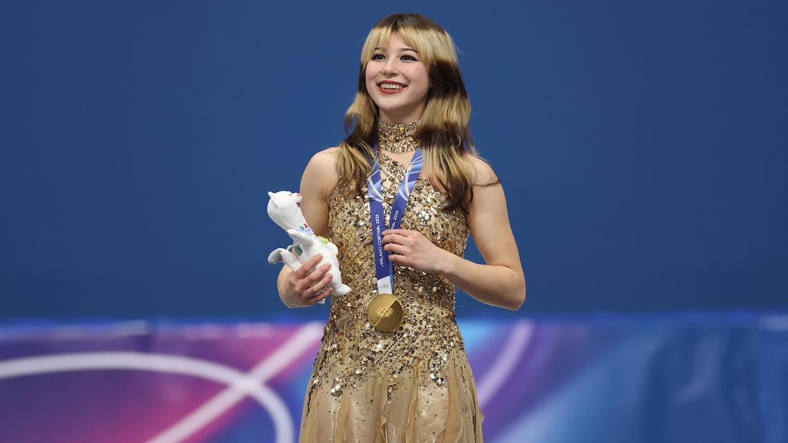 Alysa Liu desglosa sus básicos de belleza para el glamour en la competencia 