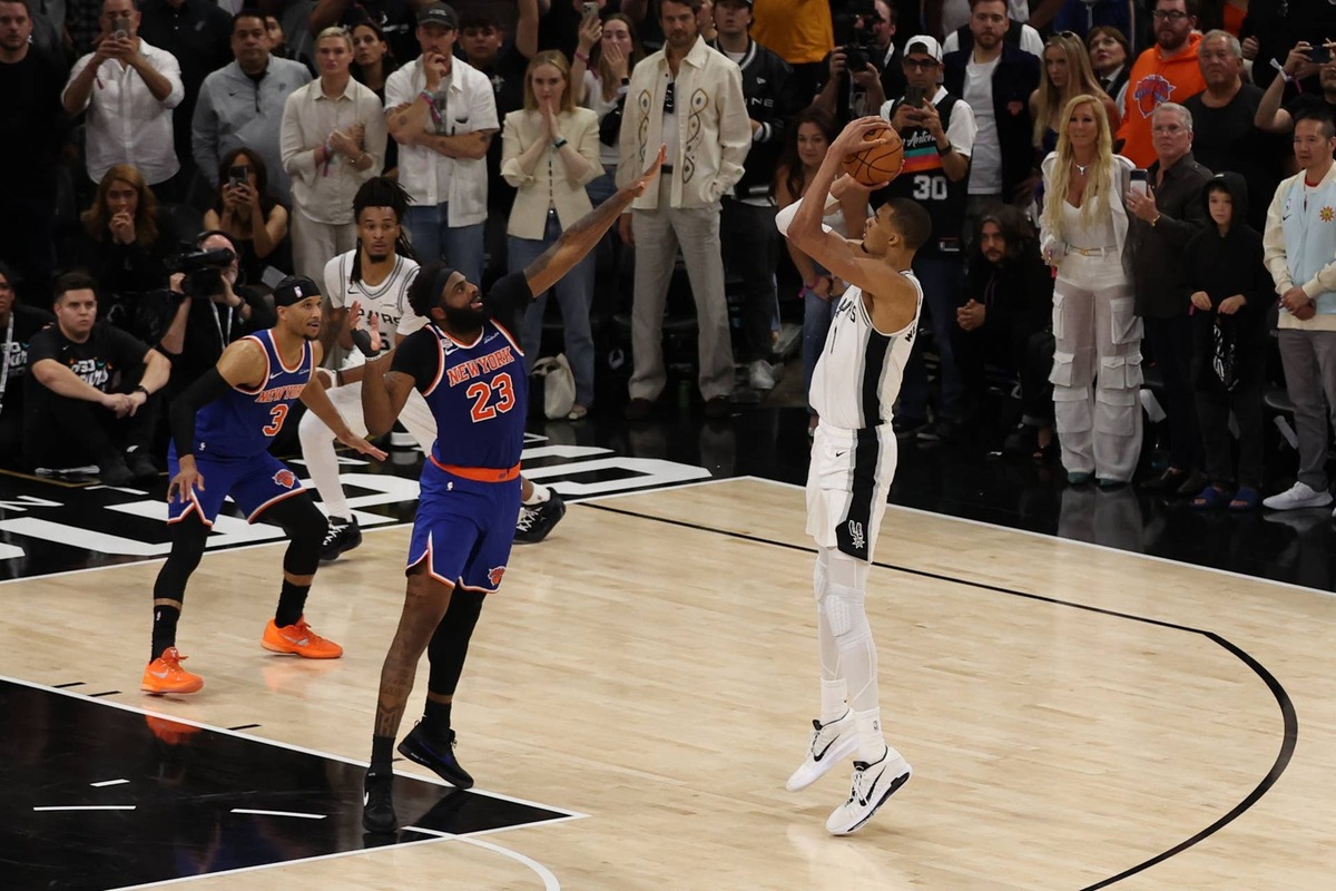  San Antonio Spurs forward Victor Wembanyama (1) shoots the ball against New York Knicks center Mitchell Robinson (23). 