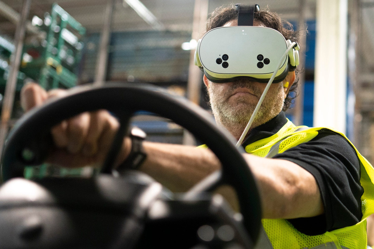 Stellantis uses this virtual reality tech to train forklift drivers ...