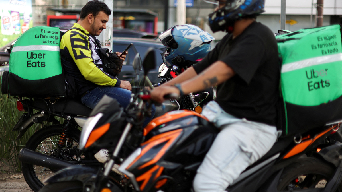 FILE PHOTO: Delivery drivers for Uber Eats rest while they wait for food orders in Mexico City, Mexico October 16, 2024. REUTERS/Gustavo Graf/File Photo