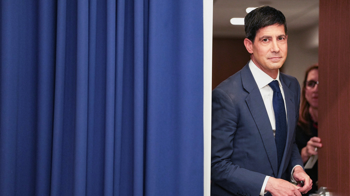 New U.S. Federal Reserve Chairman Kevin Warsh arrives to hold a press conference following a two-day meeting of the Federal Open Market Committee (FOMC), at the U.S. Federal Reserve in Washington, D.C., U.S. June 17, 2026. REUTERS/Eric Lee