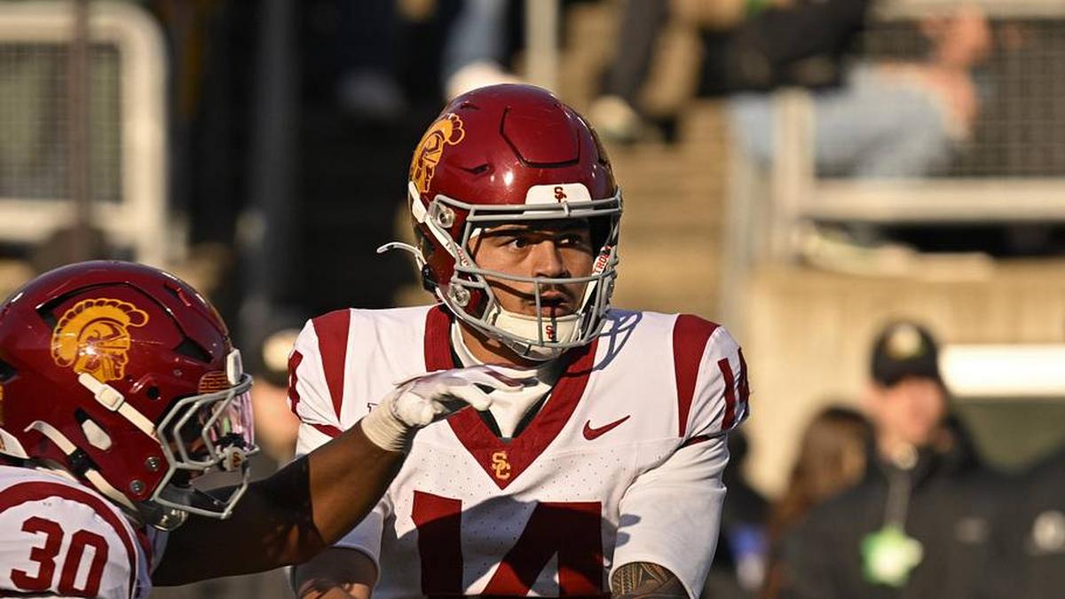  Nov 22, 2025; Eugene, Oregon, USA; Southern California Trojans quarterback Jayden Maiava (14) handles the ball during the game against the Oregon Ducks during the first half at Autzen Stadium. Mandatory Credit: Troy Wayrynen-Imagn Images | Troy Wayrynen-Imagn Images 
