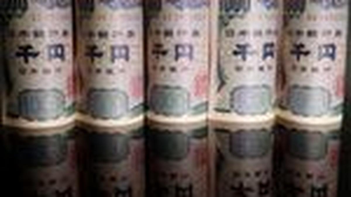 Banknotes of Japanese yen are seen in this illustration picture taken September 23, 2022. REUTERS/Florence Lo/Illustration