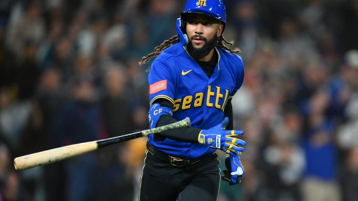 Mariners squander 9th-inning lead, rally past D-backs in 10th