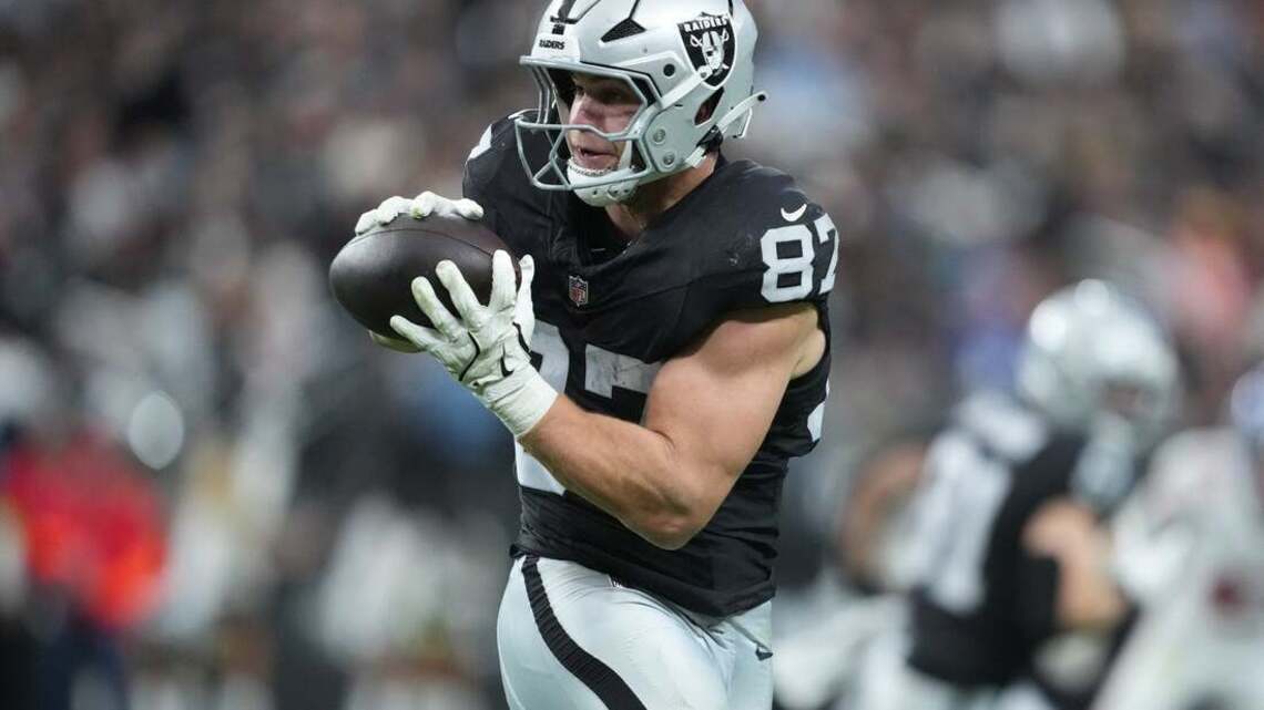 Raiders TE Michael Mayer signs multi-year extension