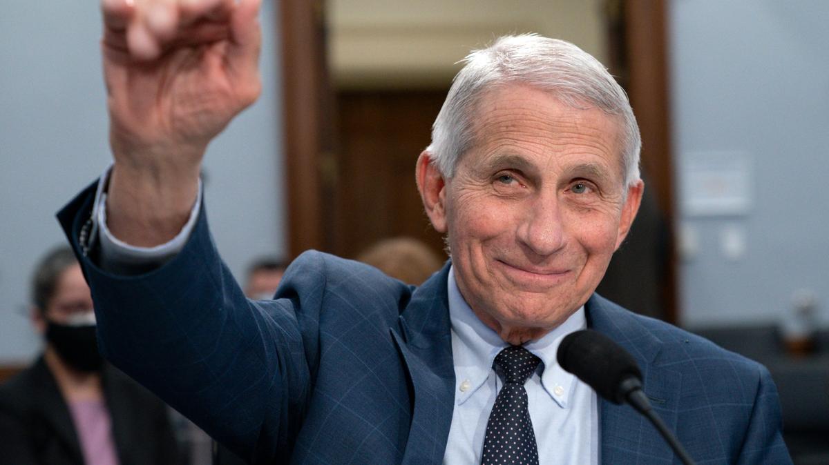 El Dr. Anthony Fauci, director del Instituto Nacional de Alergias y Enfermedades Infecciosas, saluda al comienzo de una audiencia en la Cámara de Representantes sobre la solicitud de presupuesto para los Institutos Nacionales de Salud, 11 de mayo de 2022, en Capitol Hill en Washington.